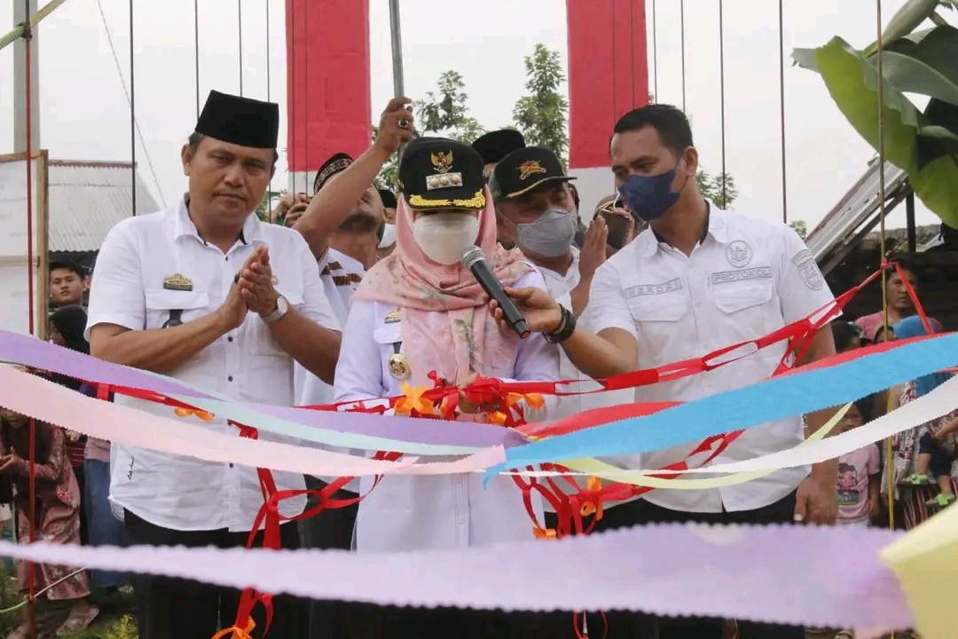 Bupati Tanggamus Resmikan Jembatan Gantung Sinar Pelangi