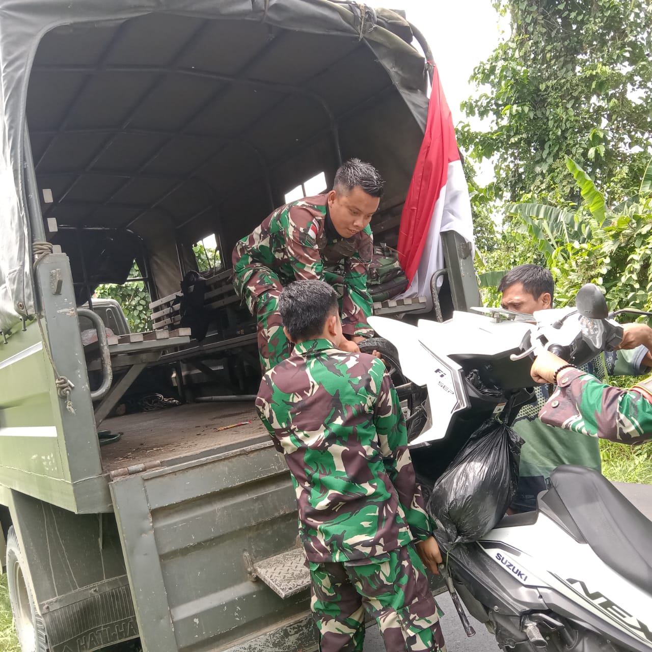 Ketika Aksi Spontan Prajurit Yonif 143/TWEJ Lihat 2 Wanita Laka Lalin Di Papua