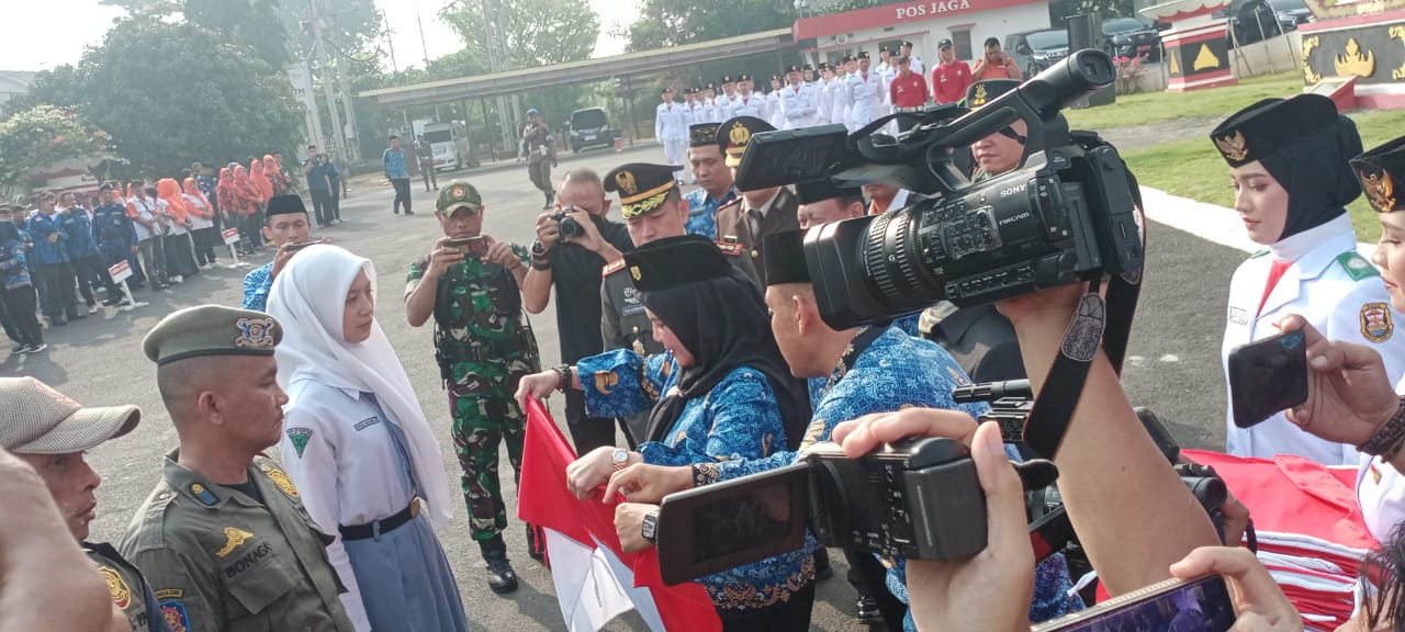 Walikota Bandar Lampung Bagikan Bendera Merah Putih