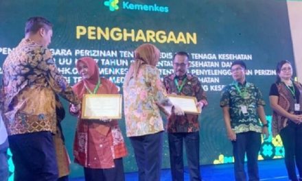 Pemkot Bandar Lampung Raih Penghargaan Penyelenggara Perizinan Tenaga Medis dan Kesehatan Terbaik