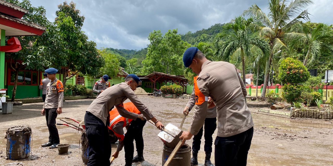 Tim SAR Satuan Brimob Polda Lampung Turun Membersihkan Rumah Warga dan Sekolah Yang Terdampak Banjir