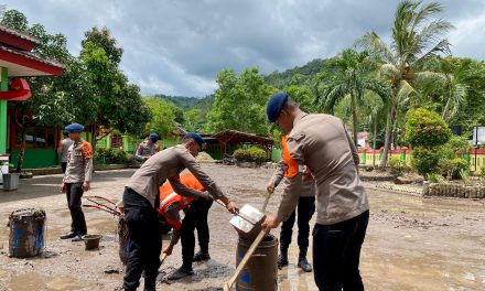 Tim SAR Satuan Brimob Polda Lampung Turun Membersihkan Rumah Warga dan Sekolah Yang Terdampak Banjir